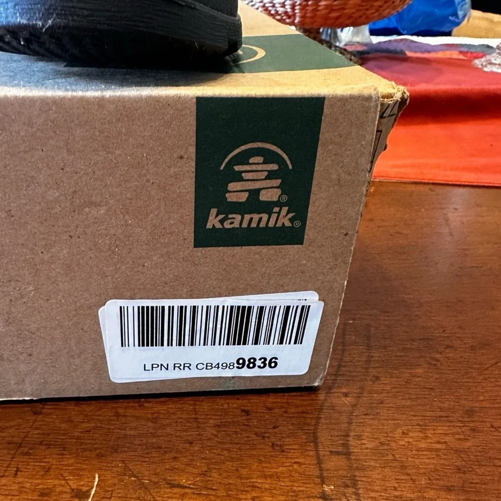 Kamik NWB size 6‎ womens Raindrops matte black waterproof boots made in Canada